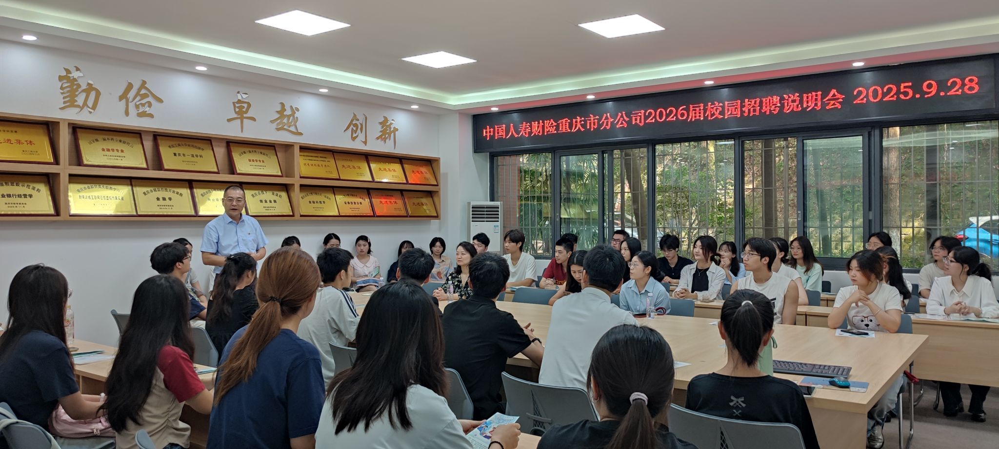 招聘会2.jpg